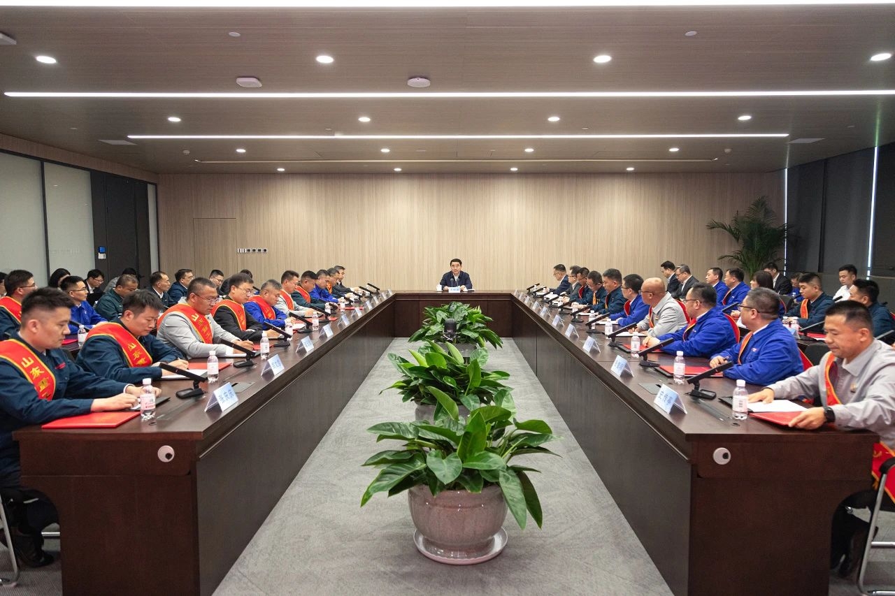 弘扬劳模精神 争当实干先锋丨山东重工集团召开第八届劳动模范表彰座谈会